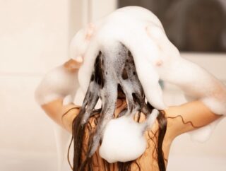 Unikaj codziennego mycia włosów: oto jak to zrobić